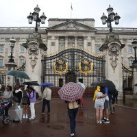 Uplakani građani okupljaju se ispred Buckinghamske palače