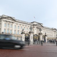 Uplakani građani okupljaju se ispred Buckinghamske palače