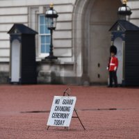 Uplakani građani okupljaju se ispred Buckinghamske palače