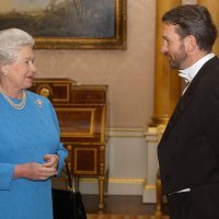 Kraljica Elizabeta II i veleposlanik Josip Paro 2002.