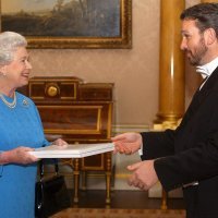 Kraljica Elizabeta II i veleposlanik Josip Paro 2002.