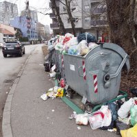 Gomila neodvezenog smeća stoji u kontejnerima na Vrbiku (3)