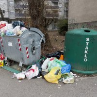 Gomila neodvezenog smeća stoji u kontejnerima na Vrbiku (4)