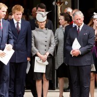 Princeza Beatrice, kralj Charles III, princeza Anne, prinčevi William i Harry