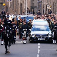 Djeca kraljice Elizabete II. pratila su mrtvačka kola do crkve u Edinbourghu