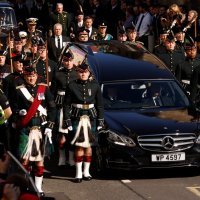 Djeca kraljice Elizabete II. pratila su mrtvačka kola do crkve u Edinbourghu