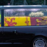 Tisuće su dočekale lijes kraljice Elizabete u Londonu