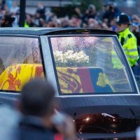 Tisuće su dočekale lijes kraljice Elizabete u Londonu