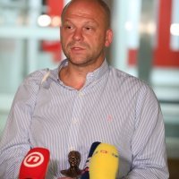 Viktor Gotovac s minijaturnom Titovom bistom