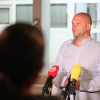 Viktor Gotovac s minijaturnom Titovom bistom