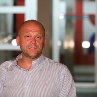 Viktor Gotovac s minijaturnom Titovom bistom