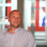 Viktor Gotovac s minijaturnom Titovom bistom