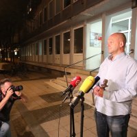 Viktor Gotovac s minijaturnom Titovom bistom