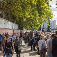 Kilometarski redovi građana koji žele odati počast kraljici
