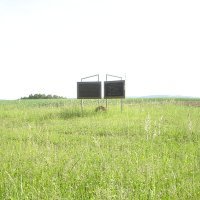 Spomen ploča na mjestu nekadašnjeg četničkog aerodroma