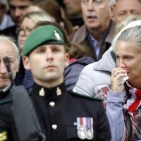 Građani su pratili ispraćaj kraljice na ulicama i u parkovima diljem zemlje