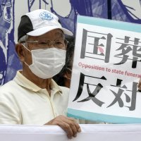 Prosvjedi protiv državnog pogreba za Abea