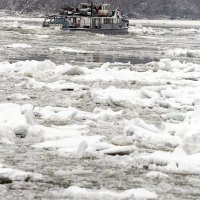 Mađarski ledolomac čisti Dunav od leda 06