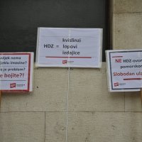 Prosvjed Radničke fronte ispred HDZ-a