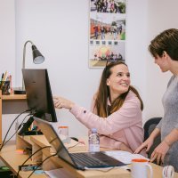 Dunja Hafner u razgovoru s kolegicom iz Volonterskog centra Zagreb