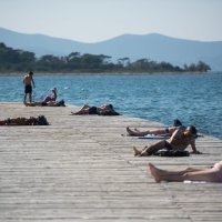 Na gradskim plažama u Zadru mnogi još uvijek uživaju u kupanju i sunčanju