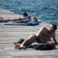Na gradskim plažama u Zadru mnogi još uvijek uživaju u kupanju i sunčanju
