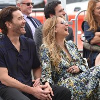 Kaley Cuoco i Tom Pelphrey