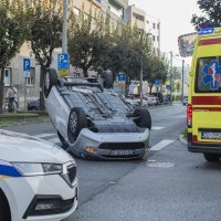 U nesreći u Zagrebu taxi završio na krovu
