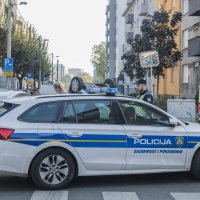 U nesreći u Zagrebu taxi završio na krovu