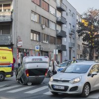U nesreći u Zagrebu taxi završio na krovu