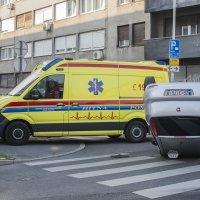 U nesreći u Zagrebu taxi završio na krovu