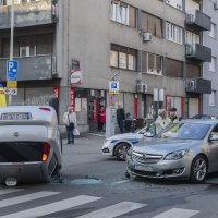 U nesreći u Zagrebu taxi završio na krovu