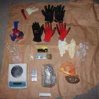 Diler skrivao drogu i oružje