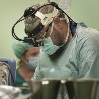 Docent Mate Petričević za vrijeme operacije u operacijskoj sali