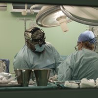 Docent Mate Petričević za vrijeme operacije u operacijskoj sali