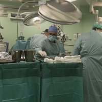 Docent Mate Petričević za vrijeme operacije u operacijskoj sali