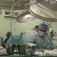 Docent Mate Petričević za vrijeme operacije u operacijskoj sali