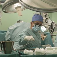 Docent Mate Petričević za vrijeme operacije u operacijskoj sali