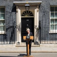 Theresa May za svojom govornicom
