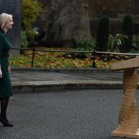 Liz Truss i njena govornica