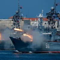 Ruski brod minolovac Ivan Golubec na paradi u luci Sevastopolj 2021.