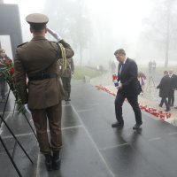 Premijer Andrej Plenković u pratnji ministara položio vijence i zapalio svijeće na Mirogoju