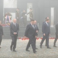 Premijer Andrej Plenković u pratnji ministara položio vijence i zapalio svijeće na Mirogoju