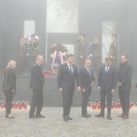 Premijer Andrej Plenković u pratnji ministara položio vijence i zapalio svijeće na Mirogoju