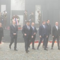 Premijer Andrej Plenković u pratnji ministara položio vijence i zapalio svijeće na Mirogoju