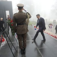 Premijer Andrej Plenković u pratnji ministara položio vijence i zapalio svijeće na Mirogoju