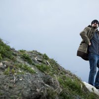 Glazbenik Vojko V pozira na trasi pruge splitskog gradskog vlaka