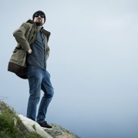 Glazbenik Vojko V pozira na trasi pruge splitskog gradskog vlaka