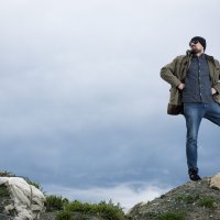 Glazbenik Vojko V pozira na trasi pruge splitskog gradskog vlaka