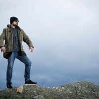 Glazbenik Vojko V pozira na trasi pruge splitskog gradskog vlaka